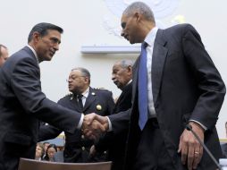 El republicano por California Darrell Issa (i) y el procurador Eric Holder (d) en el Capitolio de Washington. AP  /