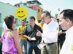 El candidato del PRD recorrió esta colonia de Guadalajara y defendió sus propuestas de becas para jóvenes. ESPECIAL  /