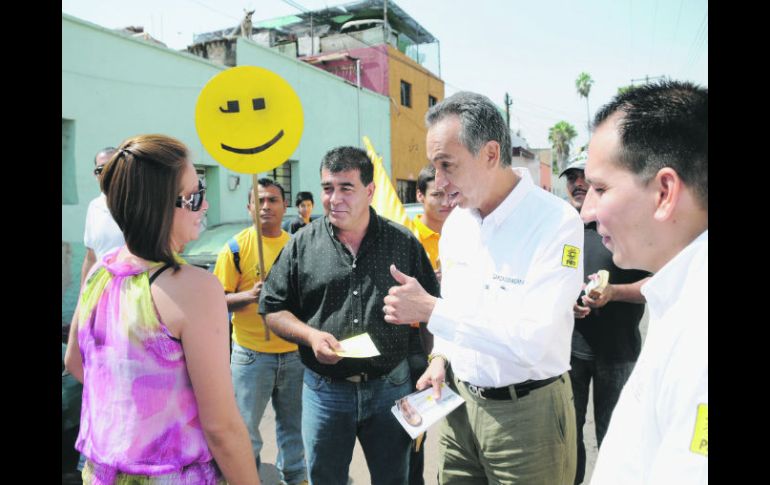 El candidato del PRD recorrió esta colonia de Guadalajara y defendió sus propuestas de becas para jóvenes. ESPECIAL  /