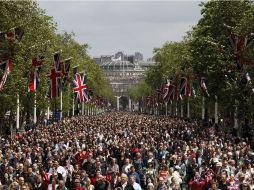 Ciudadanos caminan por el Mall en dirección al palacio de Buckingham en Londres. EFE  /