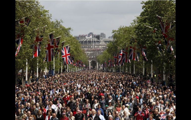 Ciudadanos caminan por el Mall en dirección al palacio de Buckingham en Londres. EFE  /