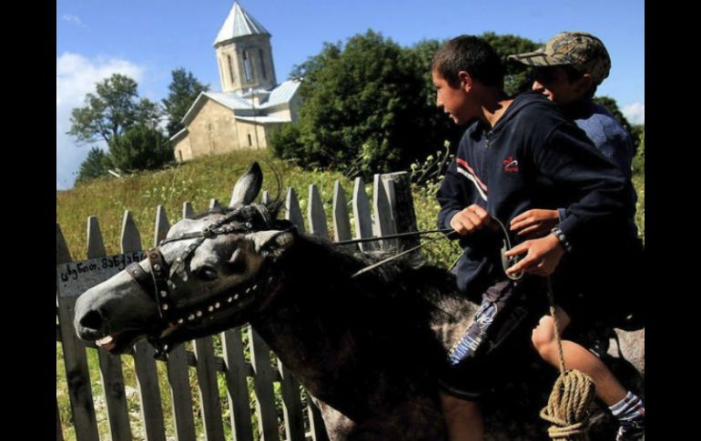 Ante la oleada de calor los médicos recomiendan a los georgianos permanecer lo menos posible en las calles y evitar sobrecargas. EFE  /