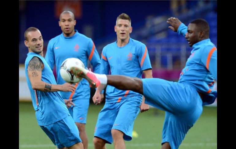 Los holandeses entrenaron este sábado en el Estadio Metalist. REUTERS  /