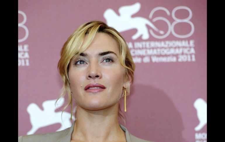 La actriz británica Kate Winslet recibió, a sus 36 años de edad, un título real por parte de la reina Isabel II. ARCHIVO  /