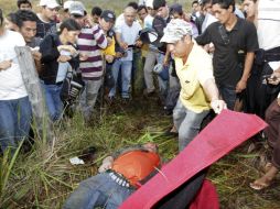 Paramédicos llegaron a Canindeyu, lugar donde se encontraron varios cuerpos de campesinos que lucharon contra policías. REUTERS  /