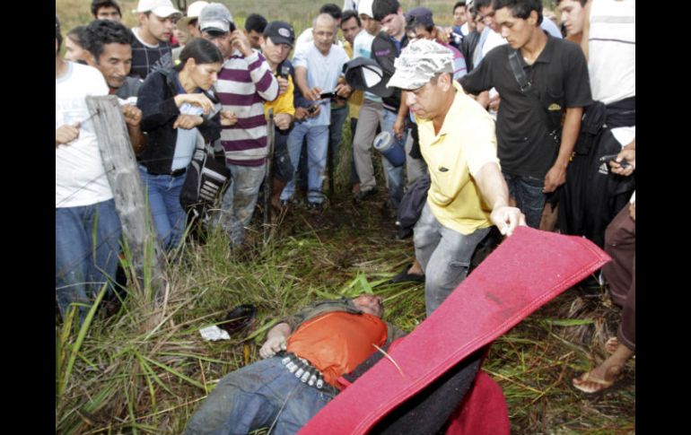 Paramédicos llegaron a Canindeyu, lugar donde se encontraron varios cuerpos de campesinos que lucharon contra policías. REUTERS  /