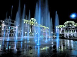 Plaza del parlamento. Luces y agua sorprenden en este emblemático sitio de Berna.  /