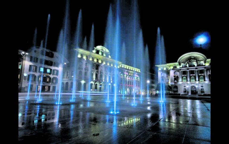 Plaza del parlamento. Luces y agua sorprenden en este emblemático sitio de Berna.  /