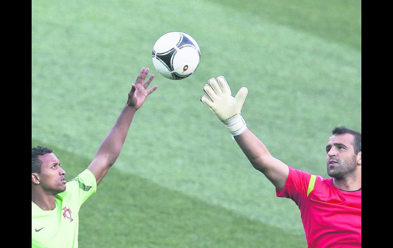 Los holandeses Nani y el arquero Eduardo intentan alcanzar un balón durante el entrenamiento de ayer en Kharkiv, Ucrania. EFE  /