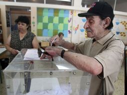 Un hombre vota en un colegio electoral de Atenas, Grecia. EFE  /