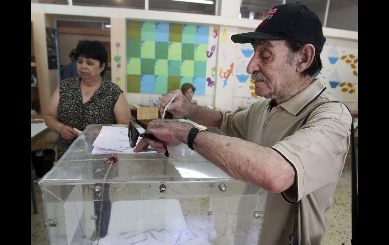 Un hombre vota en un colegio electoral de Atenas, Grecia. EFE  /