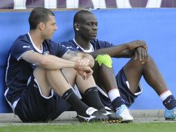 Mario Balotelli (d) conversa con su compañero Thiago Motta (i)durante el entrenamiento que la selección italiana. EFE  /