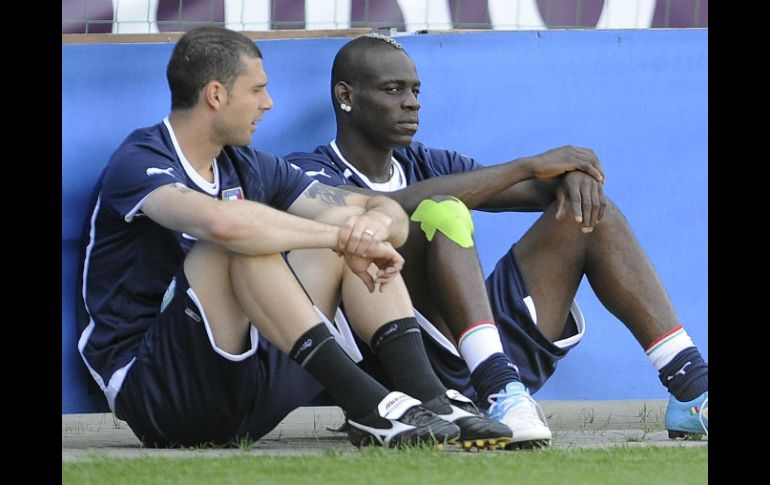 Mario Balotelli (d) conversa con su compañero Thiago Motta (i)durante el entrenamiento que la selección italiana. EFE  /