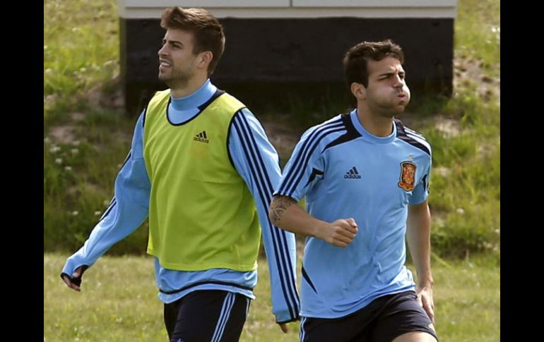 Gerard Piqué y Césc Fábregas, jugadores del FC Barcelona, se preparan para el duelo definitivo de la fase de grupos contra Croacia. EFE  /