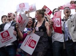 Miembros del Movimiento Joven Socialista  celebran tras conocer las estimaciones de los sondeos. AFP  /