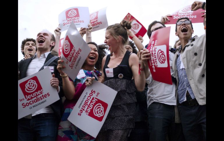 Miembros del Movimiento Joven Socialista  celebran tras conocer las estimaciones de los sondeos. AFP  /