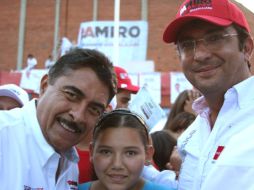 Ramiro Hernández (izq) durante su visita a la Hermosa Provincia ayer. ESPECIAL  /