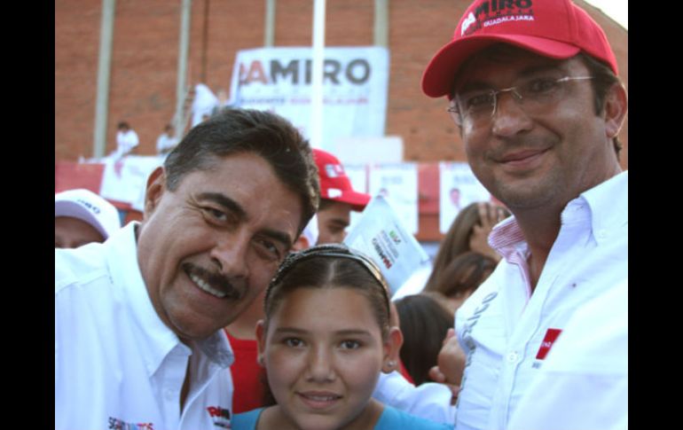 Ramiro Hernández (izq) durante su visita a la Hermosa Provincia ayer. ESPECIAL  /