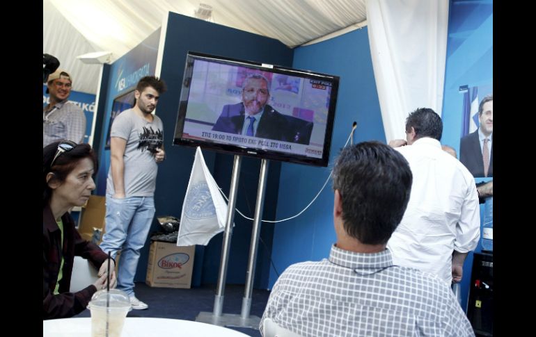 Simpatizanes de la Nueva Democracia (ND) siguen desde una carpa la información de las elecciones. EFE  /