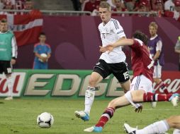 Lars Bender (c) fue el autor del segundo gol de Alemania en el partido. AP  /