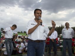 Héctor Robles se dio tiempo para visitar la colonia Arenales Tapatíos. ESPECIAL  /