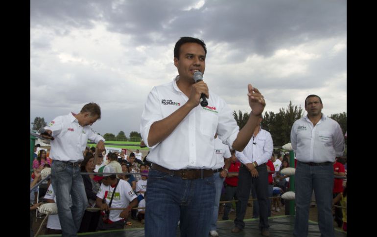 Héctor Robles se dio tiempo para visitar la colonia Arenales Tapatíos. ESPECIAL  /