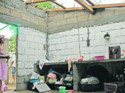 SIN TECHO. Decenas de casas en Guerrero, Oaxaca (foto) y Chiapas sufrieron daños severos.  /