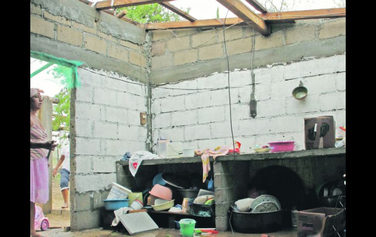 SIN TECHO. Decenas de casas en Guerrero, Oaxaca (foto) y Chiapas sufrieron daños severos.  /