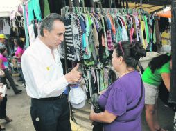 Fernando Garza se mostró cercano a los locatarios y se comprometió a mejorar la calidad de vida de los trabajadores.ESPECIAL  /