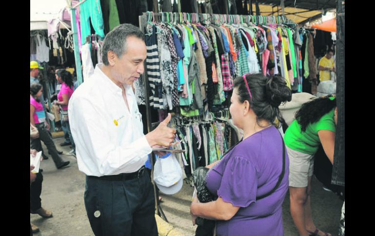 Fernando Garza se mostró cercano a los locatarios y se comprometió a mejorar la calidad de vida de los trabajadores.ESPECIAL  /