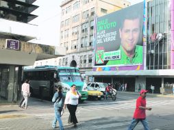 En pleno Centro, mantas y publicidad en parabuses de candidatos quebrantan normas y el reglamento municipal.  /