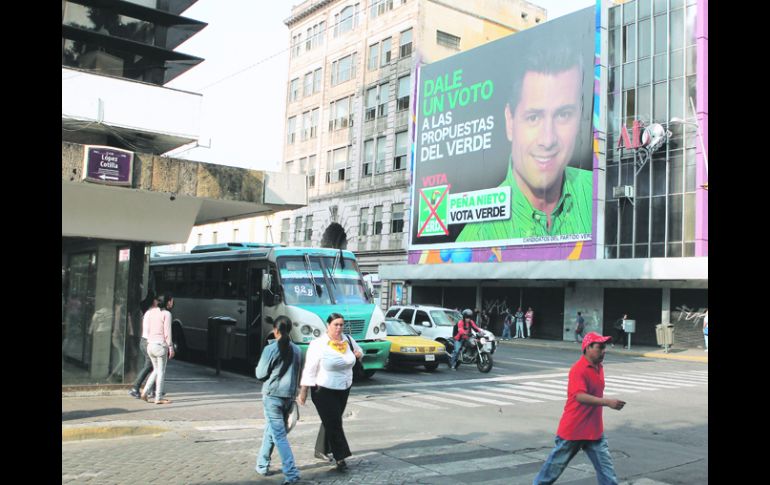 En pleno Centro, mantas y publicidad en parabuses de candidatos quebrantan normas y el reglamento municipal.  /