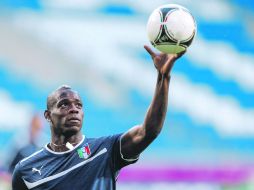 El italiano Mario Balotelli, quien fue blanco de insultos racistas por los croatas, podría ir al banquillo por decisión técnica. EFE  /