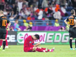 FESTEJO. Cristiano Ronaldo celebra el pase a la siguiente ronda. A sus lados, los holandeses Sneijder y Van der Vaart. AP  /