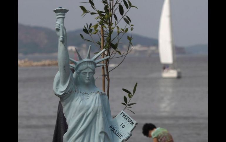 La estatua de la Libertad de Contaminar se pasea por las playas de Ipanema. REUTERS  /