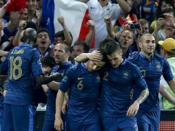 Los jugadores de la selección francesa celebran tras lograr la victoria sobre Ucrania. EFE  /