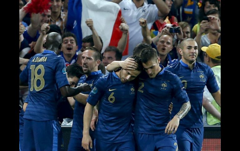 Los jugadores de la selección francesa celebran tras lograr la victoria sobre Ucrania. EFE  /