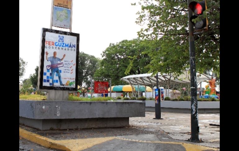 Algunas imágenes promocionales del aspirante del PAN están dentro del perímetro prohibido por el Reglamento de Anuncios.  /