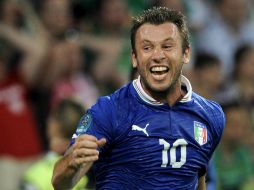 El italiano Antonio Cassano celebra tras marcar el 1-0 durante el partido ante Irlanda. EFE  /