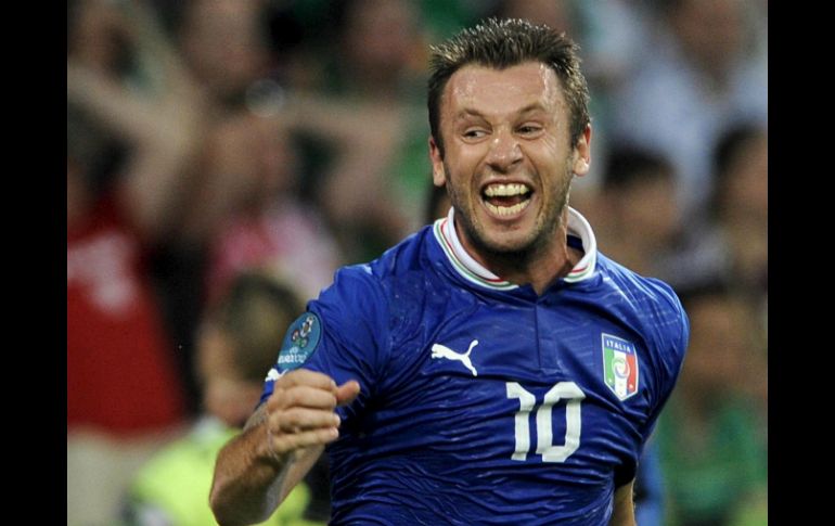 El italiano Antonio Cassano celebra tras marcar el 1-0 durante el partido ante Irlanda. EFE  /