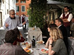 El actor y director Woody Allen da indicaciones a su elenco en una escena de ''Roma con amor''. AP  /