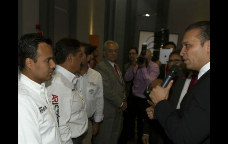 Héctor Robles Peiro durante una reunión con miembros de la Iglesia Cristiana. ESPECIAL  /