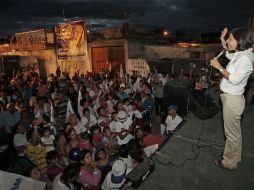 Maricarmen Mendoza  durante un mitin en la  Plaza de las Américas. ESPECIAL  /