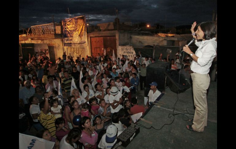 Maricarmen Mendoza  durante un mitin en la  Plaza de las Américas. ESPECIAL  /