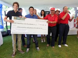 Entrega del donativo por parte de Jacinto Vigueras al Golf Amateur de Occidente AC.  /