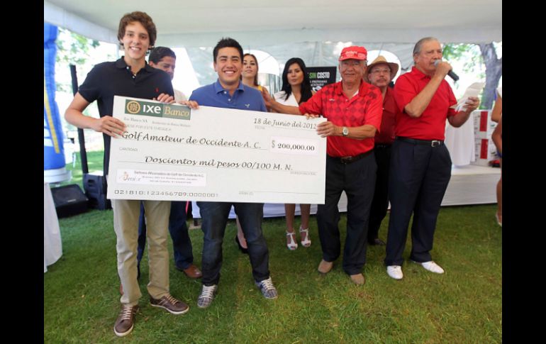 Entrega del donativo por parte de Jacinto Vigueras al Golf Amateur de Occidente AC.  /