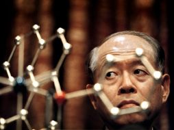 El químico compartió el premio el japonés Ryoji Noyori por sus respectivas investigaciones. ARCHIVO  /