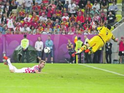 CLAVE. Casillas detiene un remate del croata Rakitic cuando el partido estaba 0-0. Con ese gol Croacia eliminaba a España. REUTERS  /