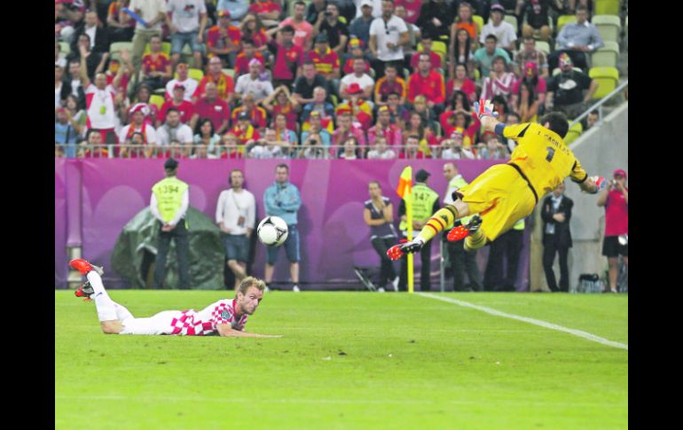 CLAVE. Casillas detiene un remate del croata Rakitic cuando el partido estaba 0-0. Con ese gol Croacia eliminaba a España. REUTERS  /