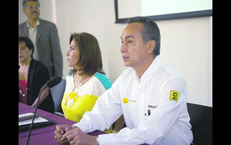 Fernando Garza acudió ayer a un evento con miembros de la organización Ciudadanos por Municipios Transparentes.  /